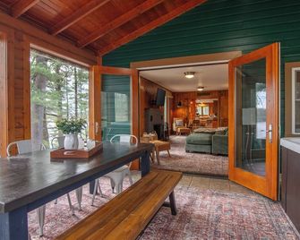 Hot Tub | Fireplace Place | Lakefront - 럭 - 다이닝룸