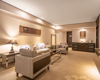 Xingyi Bast Dreamland Hotel - Qianxinan - Living room