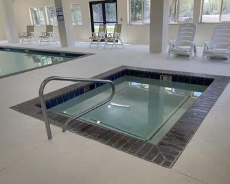 Super 8 by Wyndham Montpelier - Montpelier - Piscina