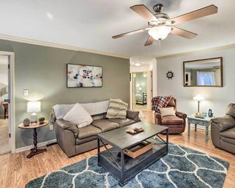 Lake Barkley Home with Fire Pit and Private Dock! - Cadiz - Вітальня