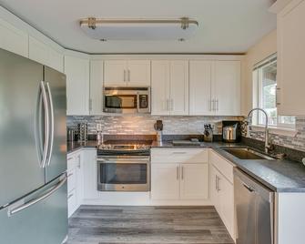 Modern Puyallup Townhome with Backyard and Fireplace - Puyallup - Cocina