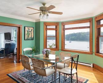 Waterfront 4-bedroom, 3.5-bath home just 2 minutes to downtown East Greenwich - East Greenwich - Dining room