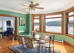 Waterfront 4-bedroom, 3.5-bath home just 2 minutes to downtown East Greenwich - East Greenwich - Dining room
