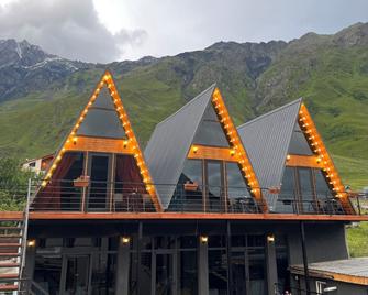 Pyramid Kazbegi - Stepantsminda - Edificio