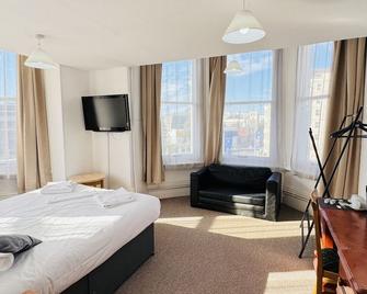 Carlton Court Hotel Eastbourne - Eastbourne - Bedroom