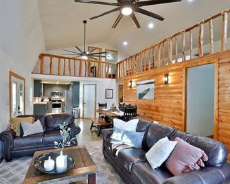Beautiful Lake Brownwood Lakefront Home W/Private Dock - Brownwood - Living room