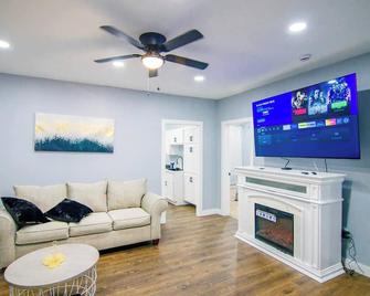 Fully Furnished 1st Floor Retreat - Lewiston - Wohnzimmer
