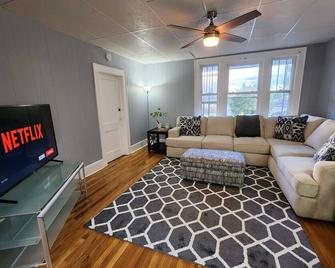 Spacious Hidden Gem - Utica - Living room