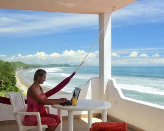 Luxurious Ocean Front Suites- Spectular Pool & Hot Tub - Montañita (Guayas) - Balcón