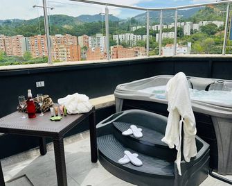 Hotel Living 35 Suites by Growing Group - Medellín - Balkon