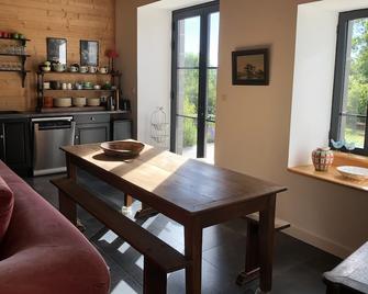 Typical Cantal house in pretty village at 1000m altitude! Comfort/cosy - Neuvéglise-sur-Truyère - Restaurante