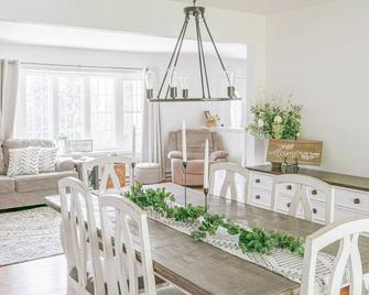 Sleeps up to 18 people, perfect for a family getaway - Honey Brook - Dining room