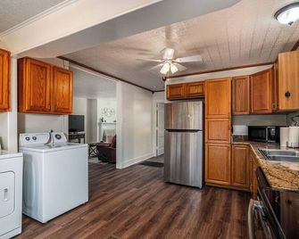 3-bedroom 2-bath house with WiFi and washer/dryer in Borger TX - Borger - Kitchen