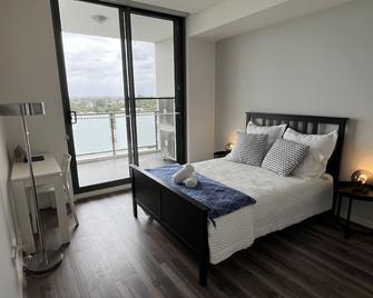 3 bedroom apartment in Homebush\nEntire rental unit in Homebush with an open view - Homebush - Bedroom