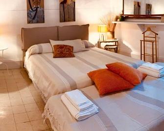 Casa Paola: little house in the square of the village of Fossanova, 20 min from Sabaudia - Priverno - Habitación