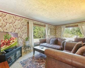 Antique, Pet Friendly, Theater, Hot Tub, Pool Table, Volleyball (Bloom) - Seaview - Living room
