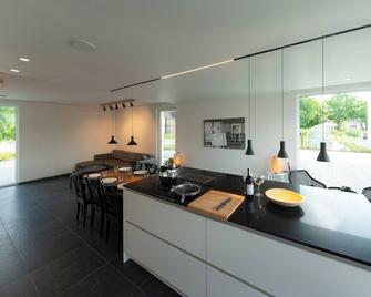 Quietly situated holiday home on the edge of Hasselt, with private parking. - Hasselt - Kitchen