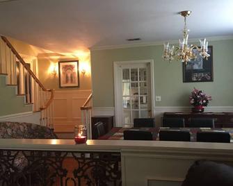 Farm/Woods stay, 3 miles from Live Oak - Live Oak - Living room