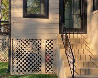 Yellowwood Cottage - Private Outdoor Space Sophisticated Sunny Luxurious Indoor - Middleburg - Stairs