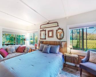 Vineyard Cottage - Guerneville - Bedroom