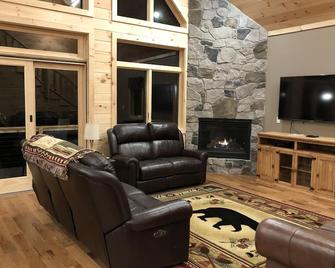 New Back Lake Waterfront Cabin! - Pittsburg - Sala de estar