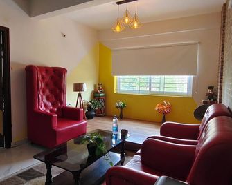 Enjoyable 3-bedroom apartment with WiFi in Bidadi for parties quiet stay - Bidadi - Living room