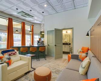 Keystone Lake Haven Heated Pool and Ski Shuttle! - Keystone - Living room