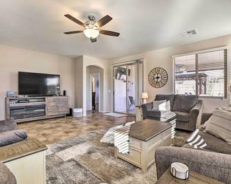 Gold Canyon Oasis with Private Pool and Fire Pit! - Gold Canyon - Living room