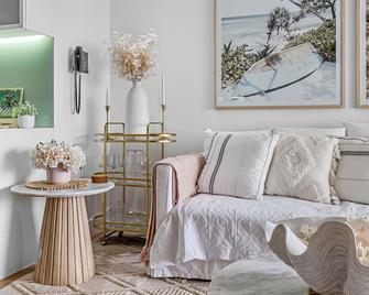 Cotton Beach 21 - Coastal Elegance with pool - Casuarina - Wohnzimmer