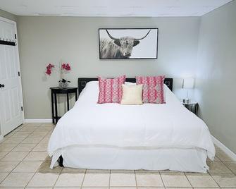 Entire lower level in a private home with walkout fenced yard. - Freeport - Спальня