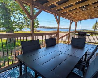 The Whispering Bay Cottage - St. Peters Bay - Balcón
