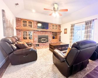 Cozy 4-bedroom house in charming Tehachapi with WiFi, AC - Tehachapi - Huiskamer