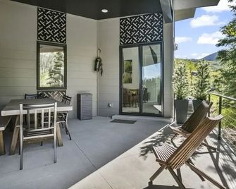 9005B - Luxury Two Bedroom Den home - Solitude