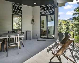 9005B - Luxury Two Bedroom Den home - Solitude