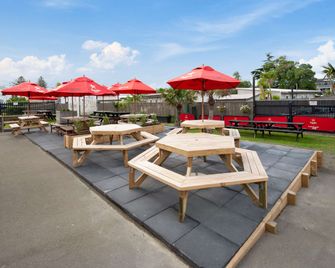 Comfort Inn Westshore Beach - נפייר - פטיו