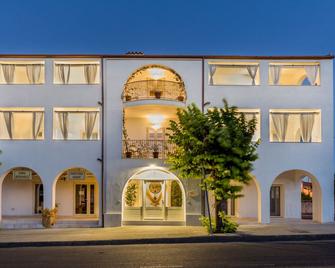 Mannois - Lofts & Apartments - Orosei - Edificio