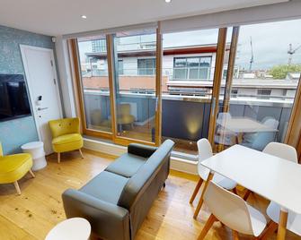 Gateway Apartments - Manchester - Living room