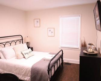 Cheerful Bungalow minutes from Downtown - Charlotte - Schlafzimmer