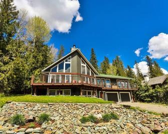Dog friendly Home on Ski Hill with Hot Tub by StayIn - Fernie - Edificio