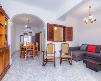 House by the sea in Can Picafort with terrace - Can Picafort - Pokój dzienny