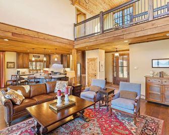 Lakefront home in 100 acre community/mountain views, shopping & dining all close - Blowing Rock - Living room
