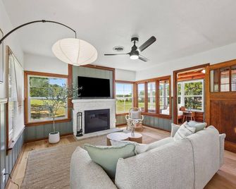 Willow Heaven- Lakefront Cabin Getaway With A Jacuzzi In Texoma Shores Resort - Madill - Living room