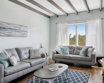 Cozy Coastal Charm near the Ocean - surround yourself in tranquility and nature - Mahone Bay - Living room