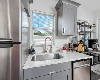 NEW Steps to Downtown - 7 Mins to Beach & Free Parking - New Port Richey - Kitchen