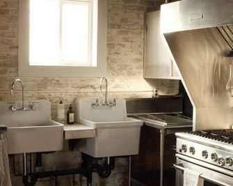 Unique 2-Bdr Historic Warehouse Loft With Terrace ! ! ! - Windsor - Cocina