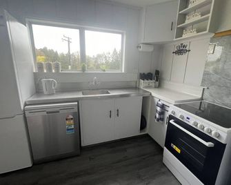 Taupo handy location to hotspots like Huka Falls, international golf and more - Oruanui - Cocina