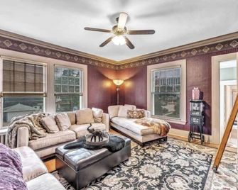 Grand Suite in B&B Historical 1896 Georgian Revival Manor in Green Bay - Green Bay - Living room