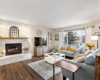 New! Beautiful Home W/ Fp, Yard, Deck, Ping Pong - Anchorage - Soggiorno