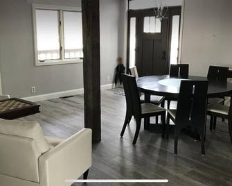 THE NEST getaways&gatherings, beach/lake sleeps 20+ - Greenville - Їдальня