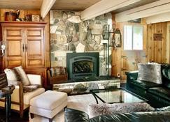 Cozy A-Frame with Hot Tub, Fire Pit, and Fireplace! - Packwood - Soggiorno